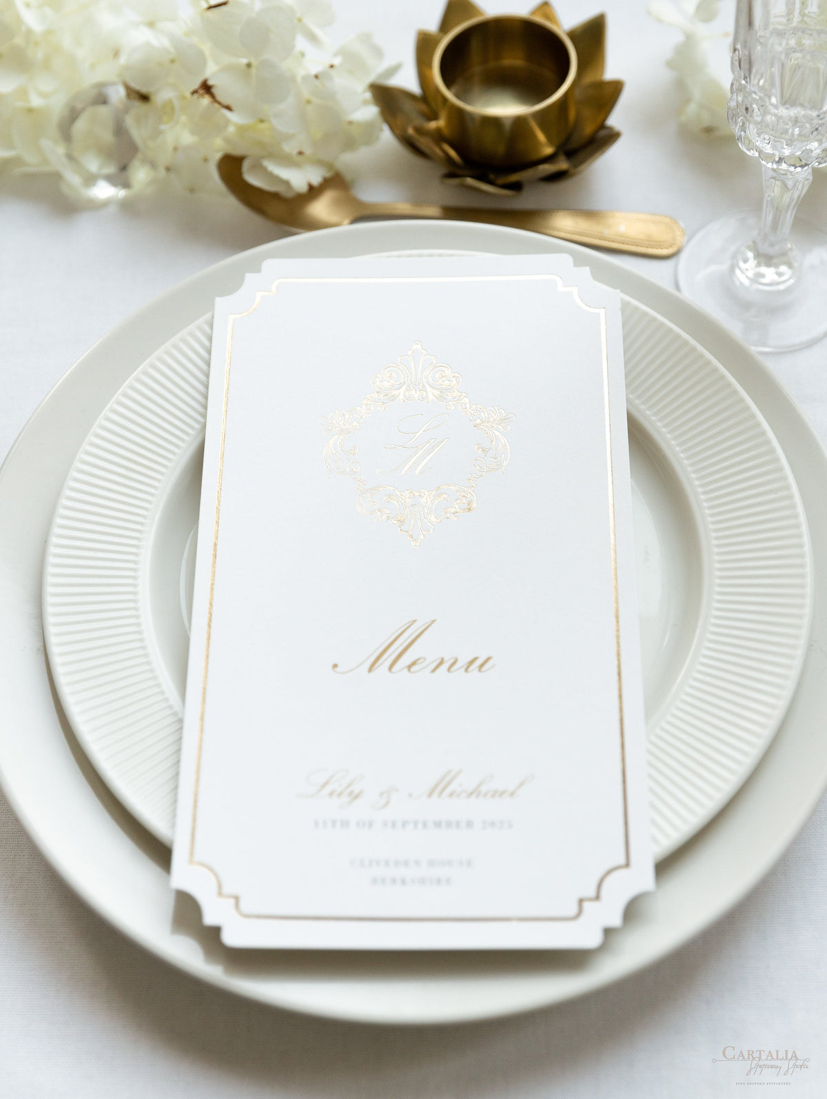 Menu de plaque de luxe avec bord de pont et feuille d'or monogramme