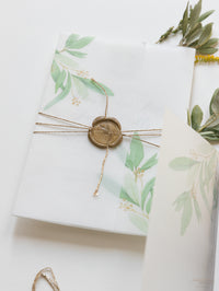 Invitation de paquet de poche à manches de vélin à verdure avec cravate en or et enveloppes kraft et ajouter du joint de cire perlé