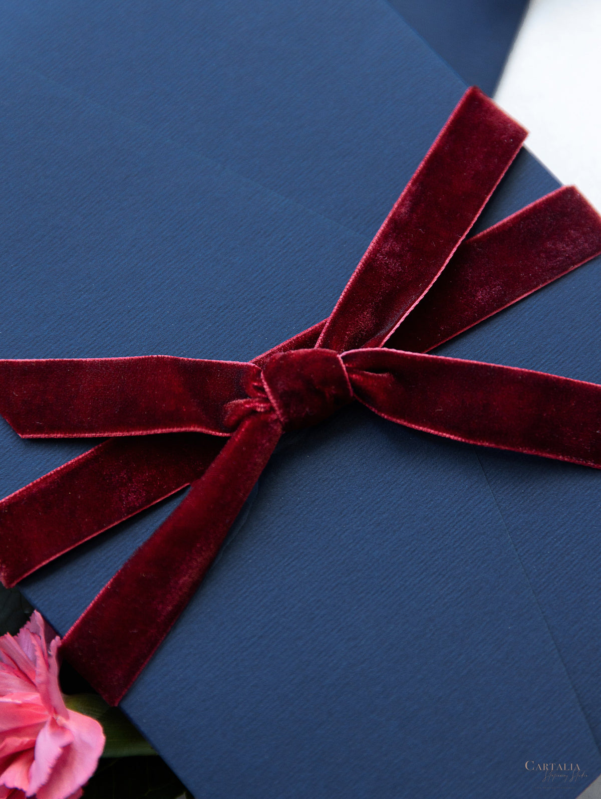 Invitation classique en rafale de fleurs avec salle de poche enveloppe plie en bleu marine