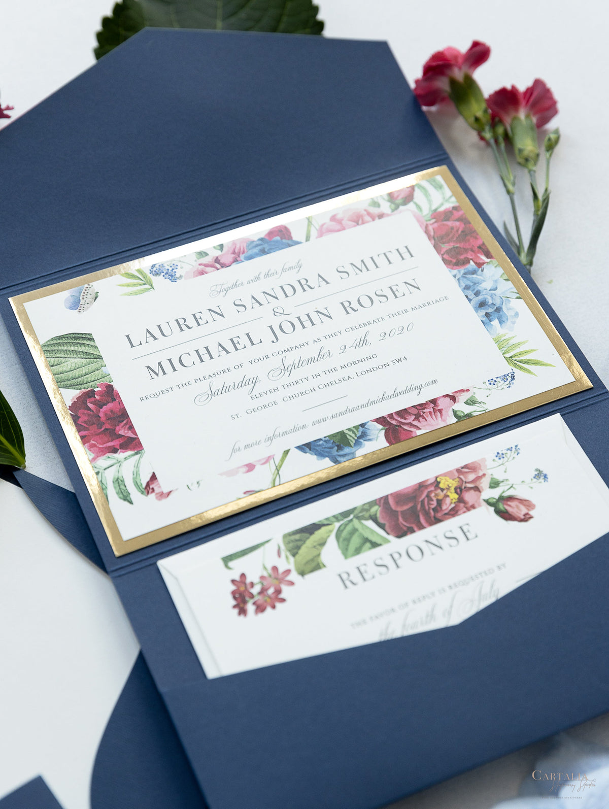 Invitation classique en rafale de fleurs avec salle de poche enveloppe plie en bleu marine