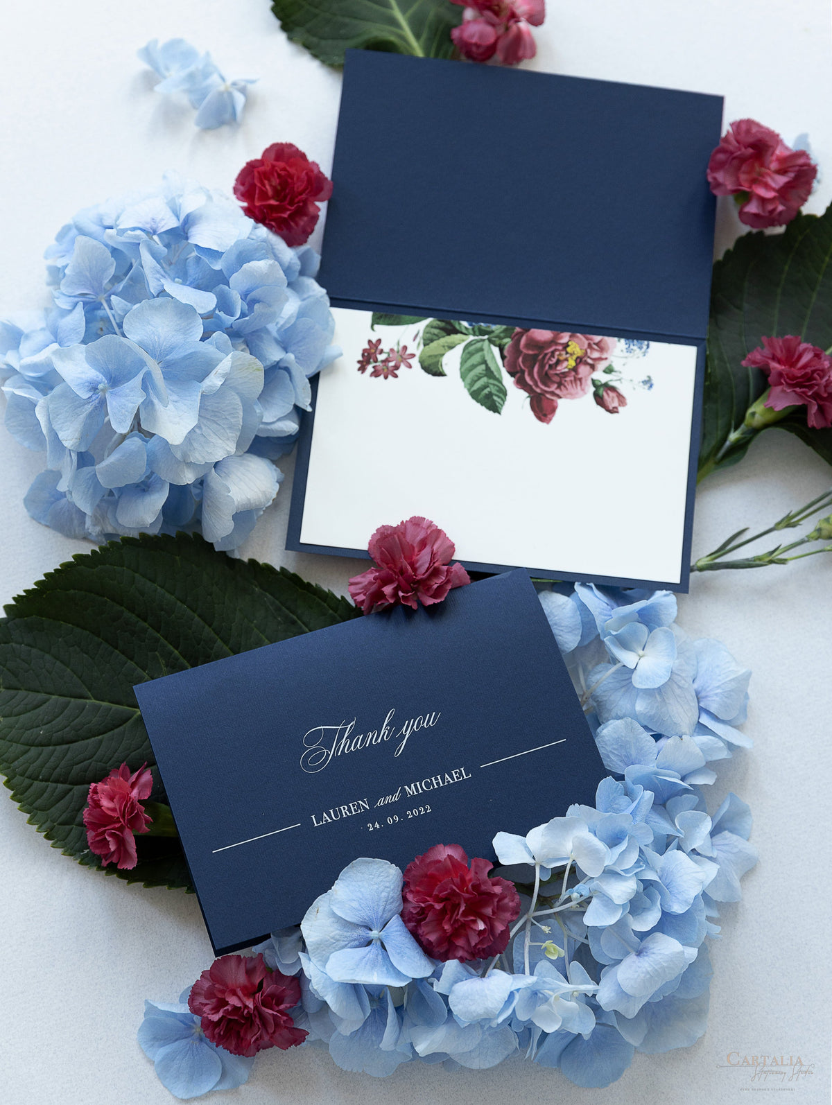 Tarjeta de agradecimiento elegante con diseño floral en azul marino y sobre