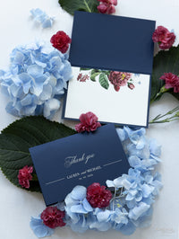 Tarjeta de agradecimiento elegante con diseño floral en azul marino y sobre