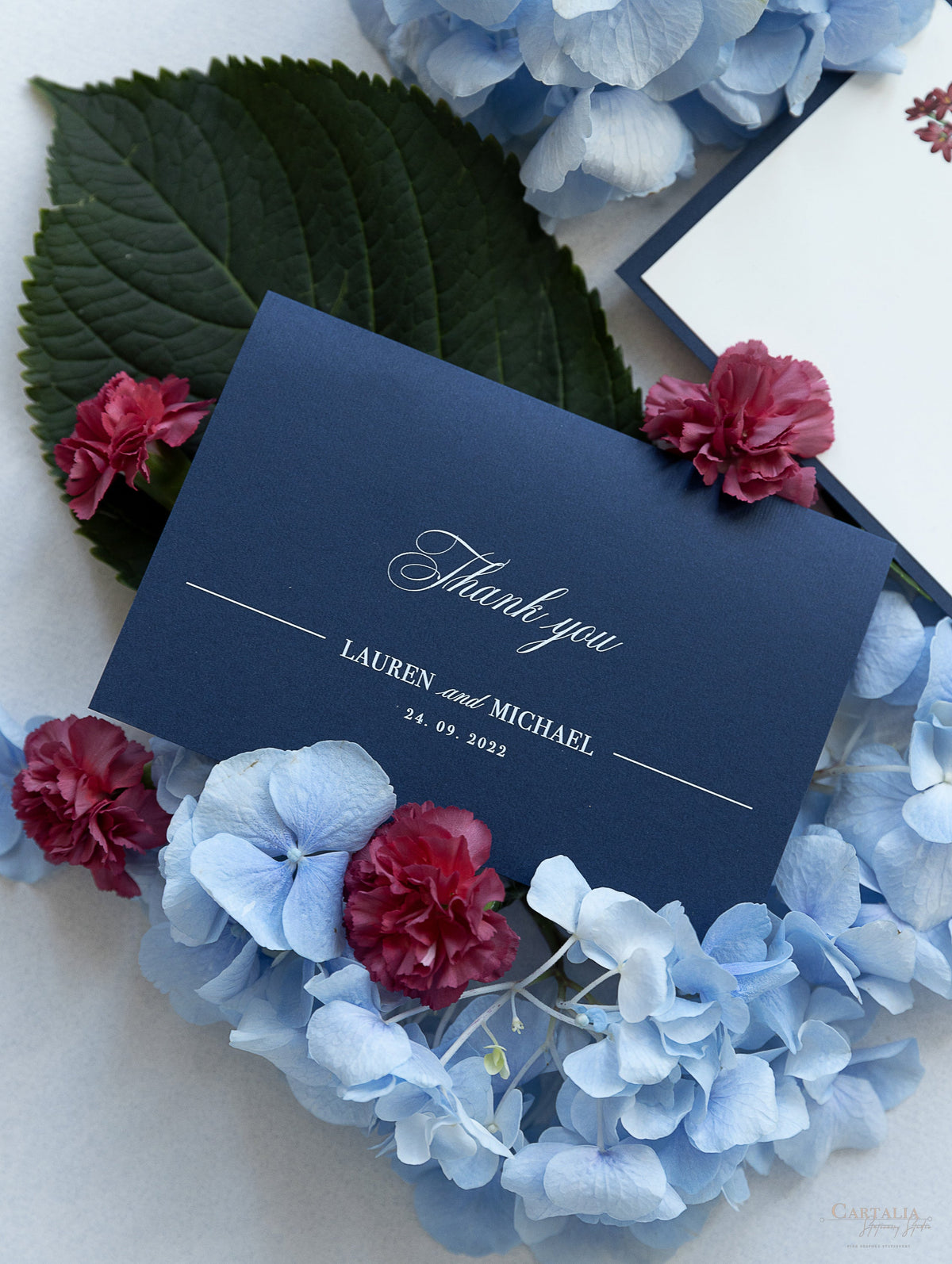 Tarjeta de agradecimiento elegante con diseño floral en azul marino y sobre