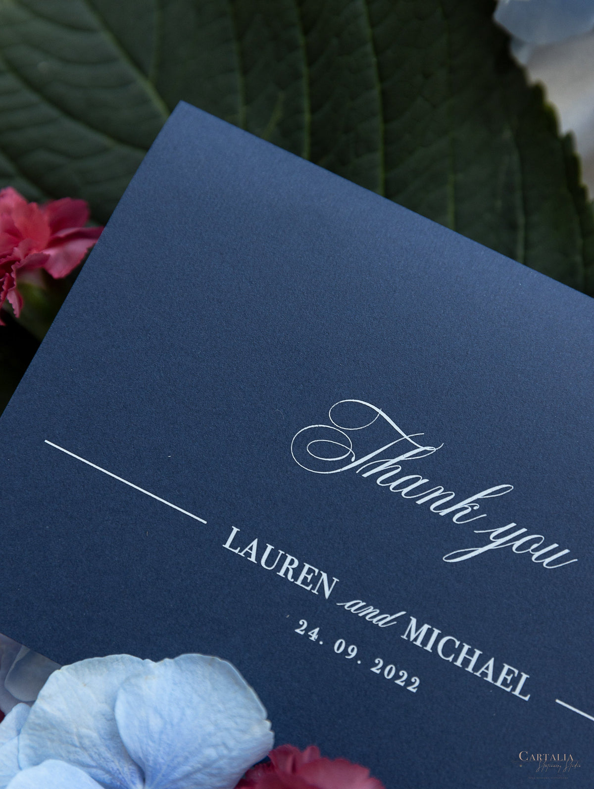 Tarjeta de agradecimiento elegante con diseño floral en azul marino y sobre