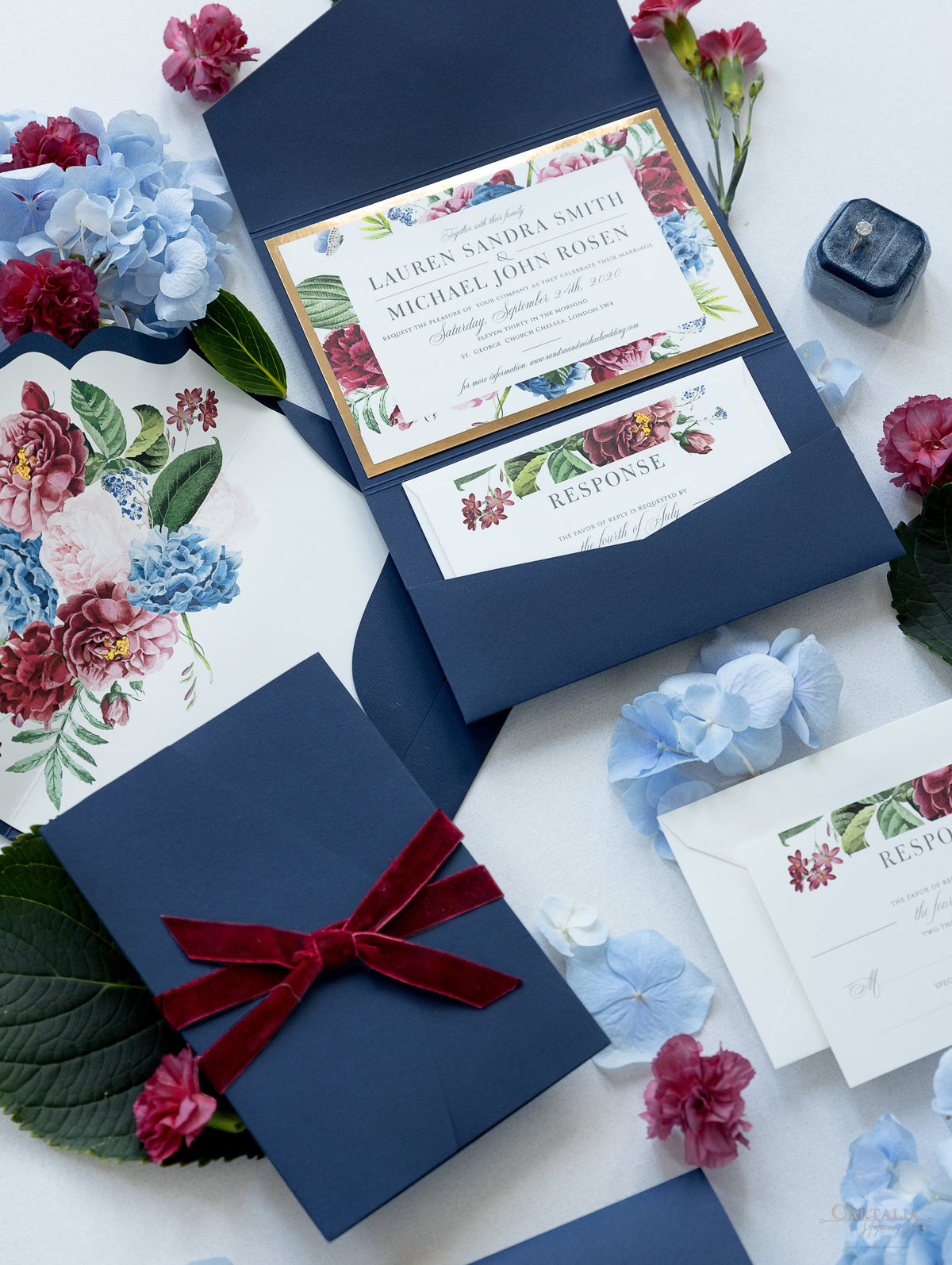 Invito classico Flower Burst con busta pieghevole Suite in blu navy