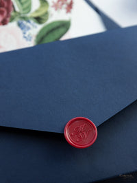 Invitation classique en rafale de fleurs avec salle de poche enveloppe plie en bleu marine