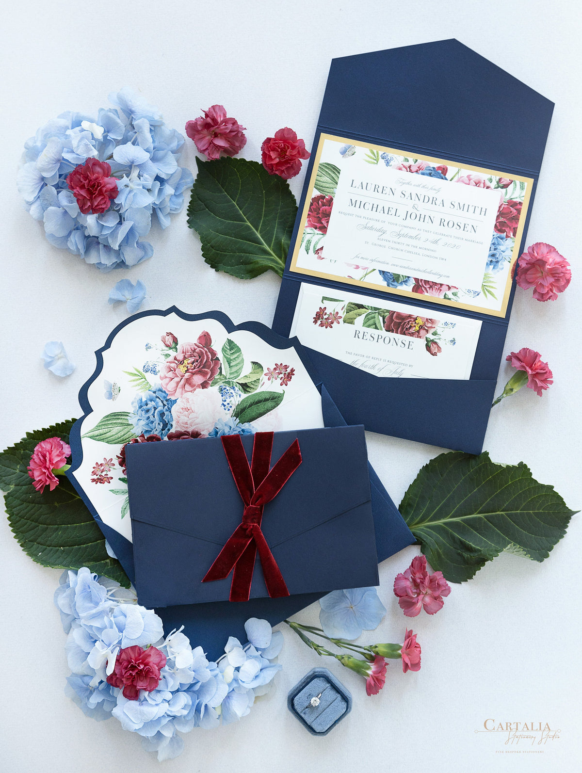 Invitation classique en rafale de fleurs avec salle de poche enveloppe plie en bleu marine