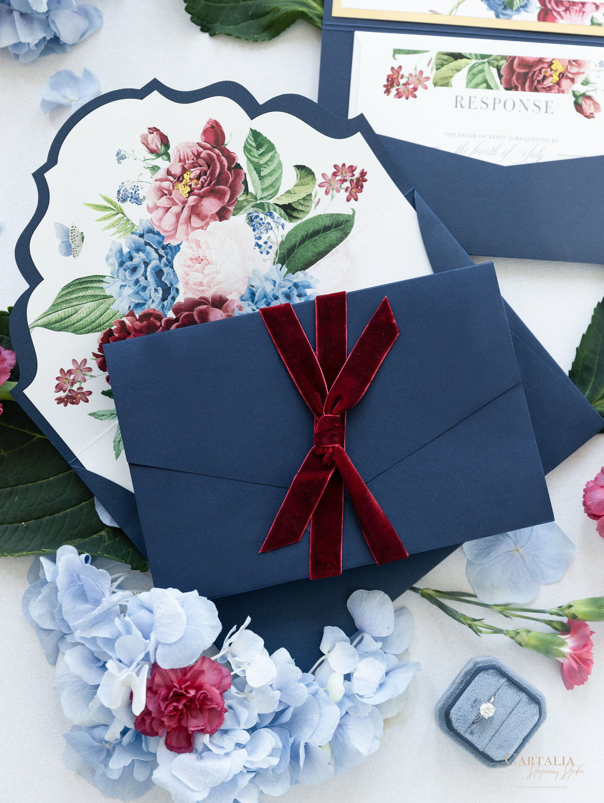 Invitation classique en rafale de fleurs avec salle de poche enveloppe plie en bleu marine