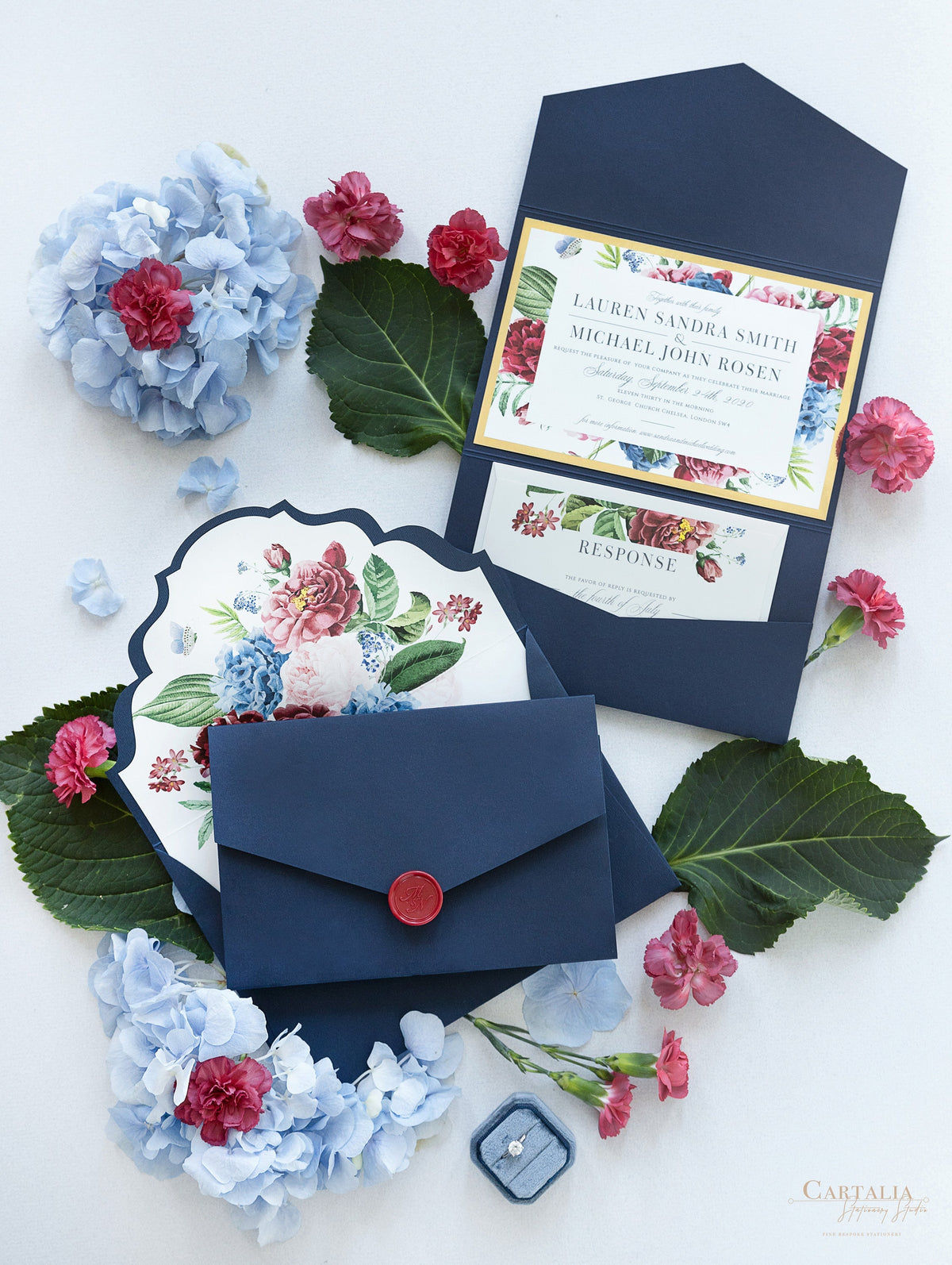 Invitation classique en rafale de fleurs avec salle de poche enveloppe plie en bleu marine