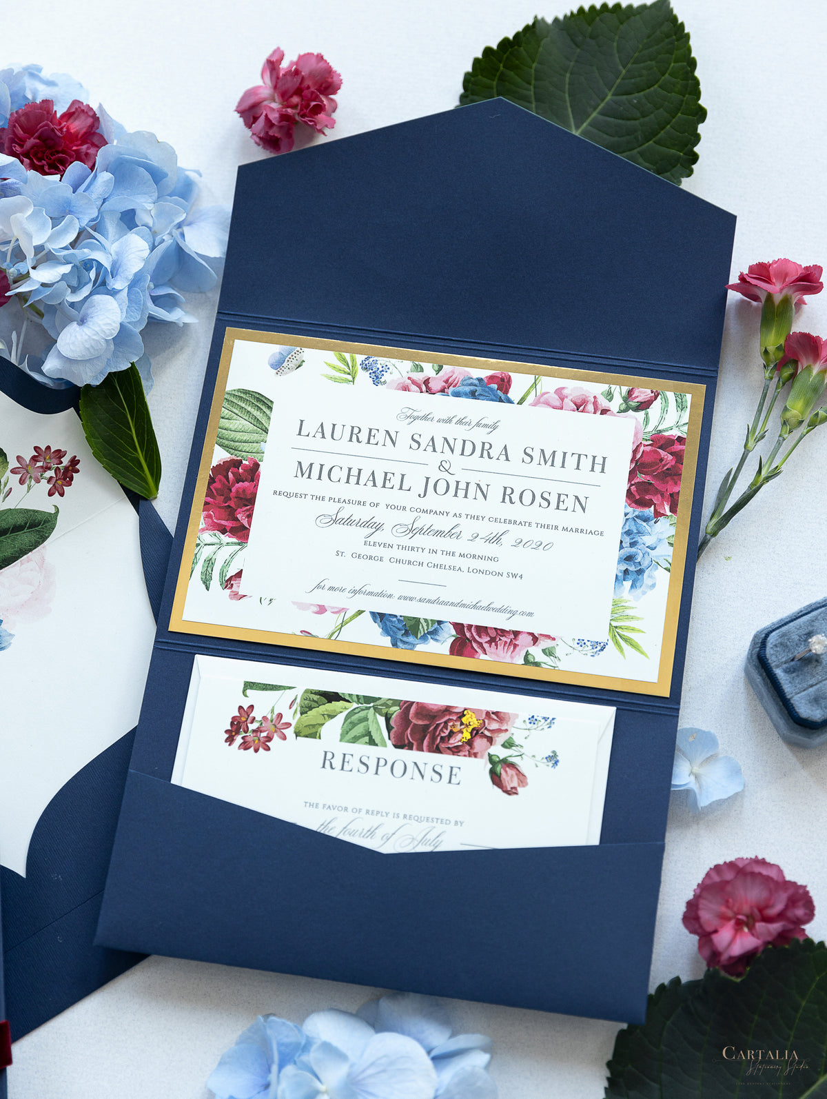 Invitation classique en rafale de fleurs avec salle de poche enveloppe plie en bleu marine