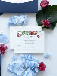 Invitation classique en rafale de fleurs avec salle de poche enveloppe plie en bleu marine