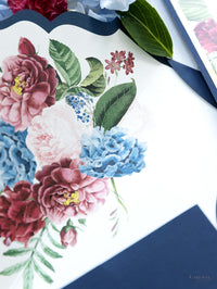 Invito classico Flower Burst con busta pieghevole Suite in blu navy