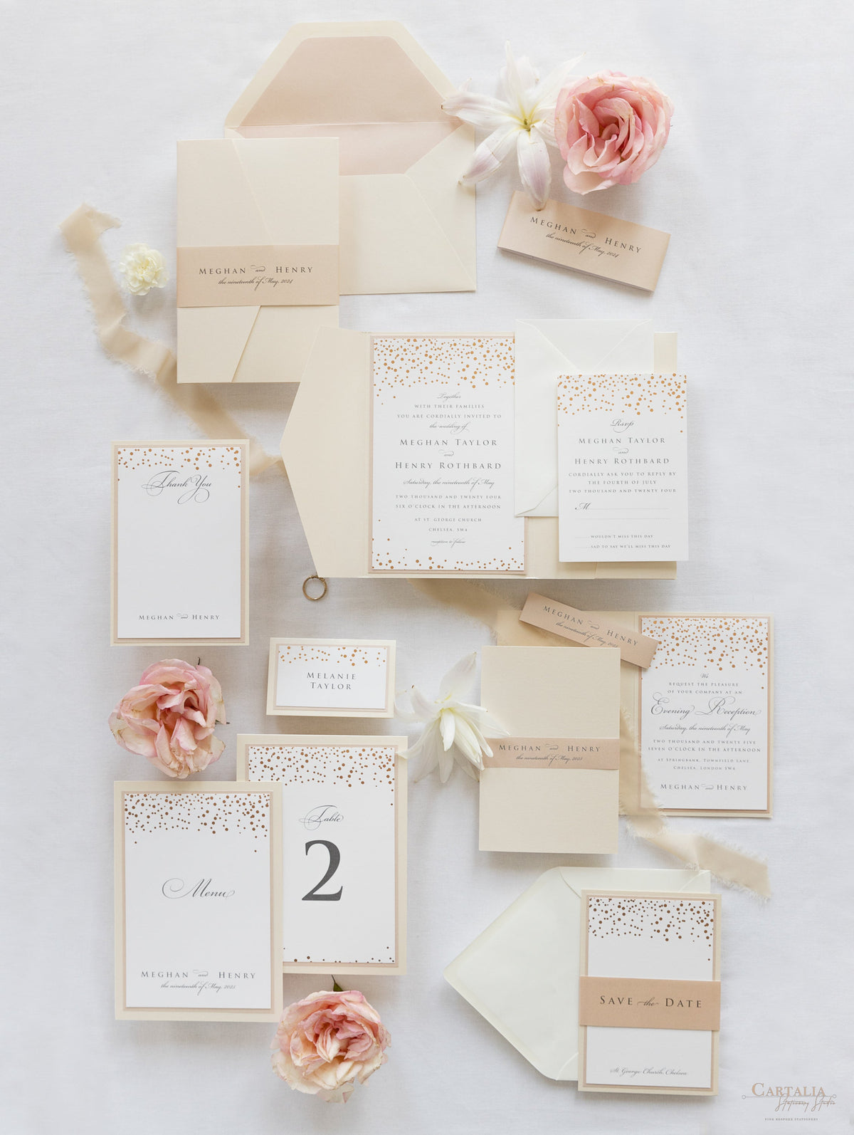 Invitation de plie enveloppe classique avec salle de poche Confetti en rose poussiéreux et champagne