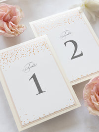 Numéro de table de confettis classique et nom en rose poussiéreux et champagne