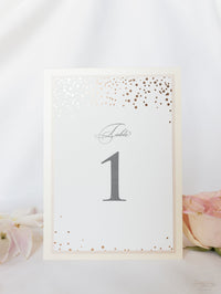 Numéro de table de confettis classique et nom en rose poussiéreux et champagne
