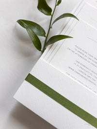 Invitation de calligraphie moderne Suite de poche de dossier à 3 niveaux avec enveloppe de parchemin de vélin et joint de cire perlé avec ruban côtelé