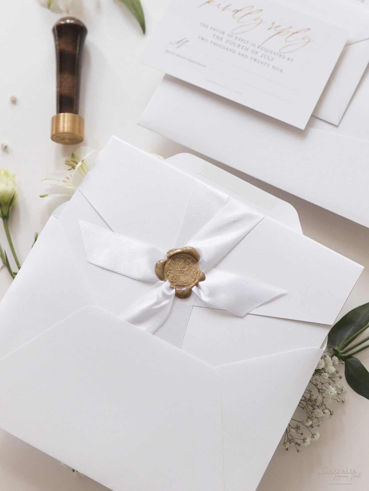 Dossier de pliage d'enveloppe de sceau de cire Amore Classic de Cupidon en blanc avec ruban satiné et détails d'or