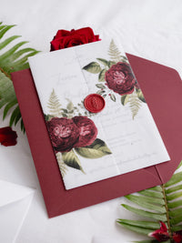 Invito con manica in pergamena per calligrafia moderna con accenti floreali rosso intenso e sigillo in cera bordeaux