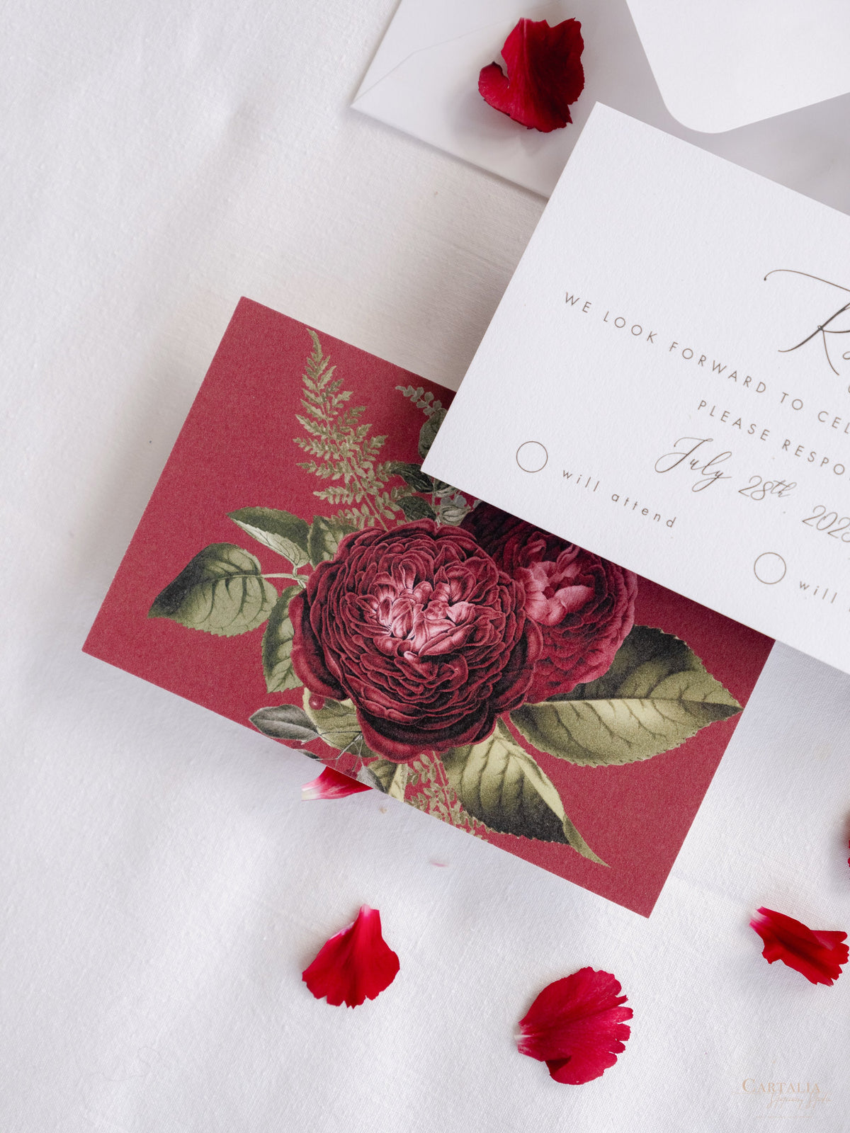 Invitación con manga de pergamino de caligrafía moderna con detalles florales de color rojo intenso y sello de cera de Burdeos