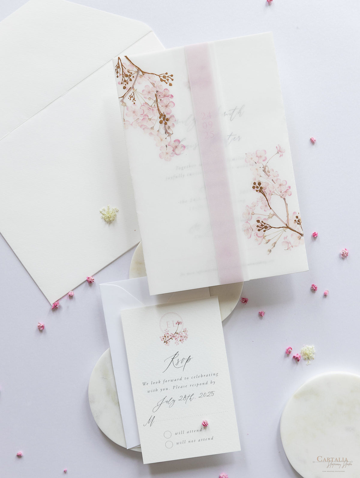 Conjunto moderno de vitela/pergamino en capas con cerezo en flor y lámina de oro rosa