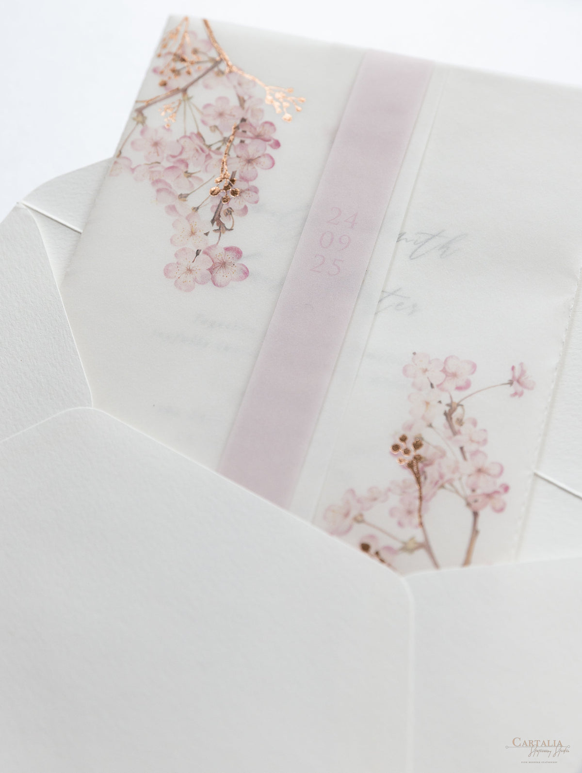 Suite moderna in pergamena/pergamena a strati con albero di ciliegio in fiore e lamina d'oro rosa