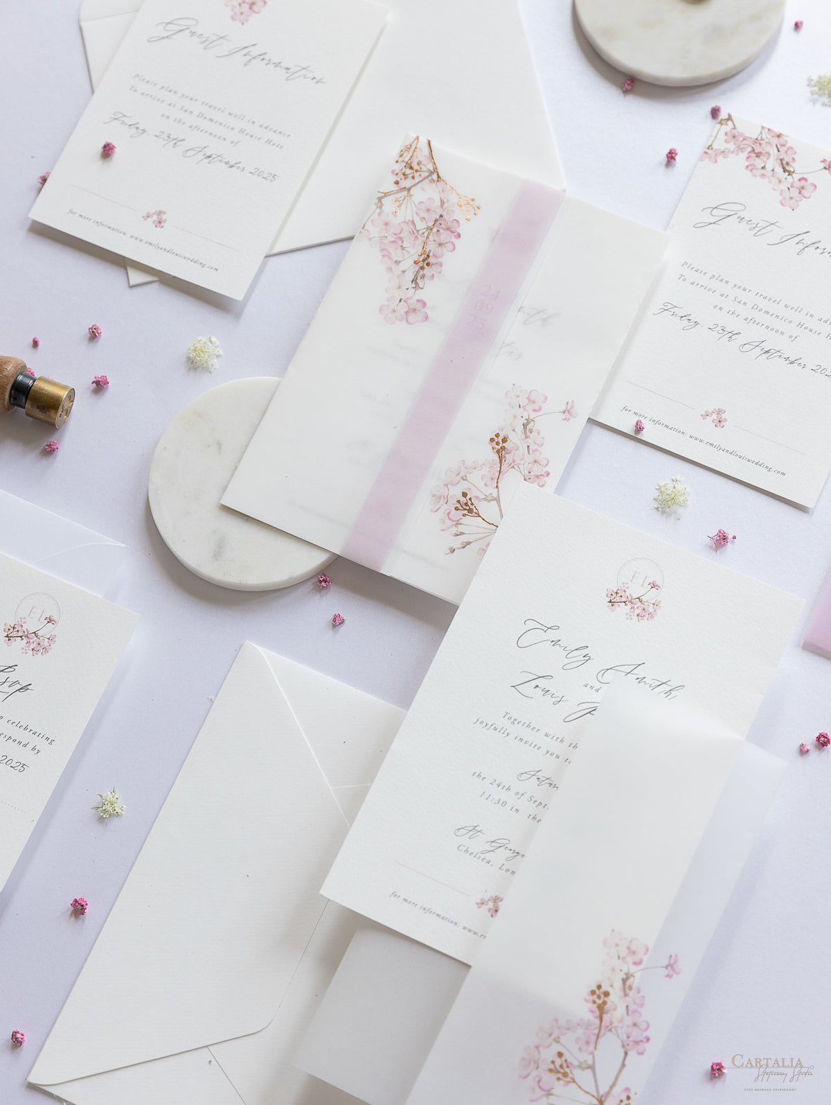 Conjunto moderno de vitela/pergamino en capas con cerezo en flor y lámina de oro rosa