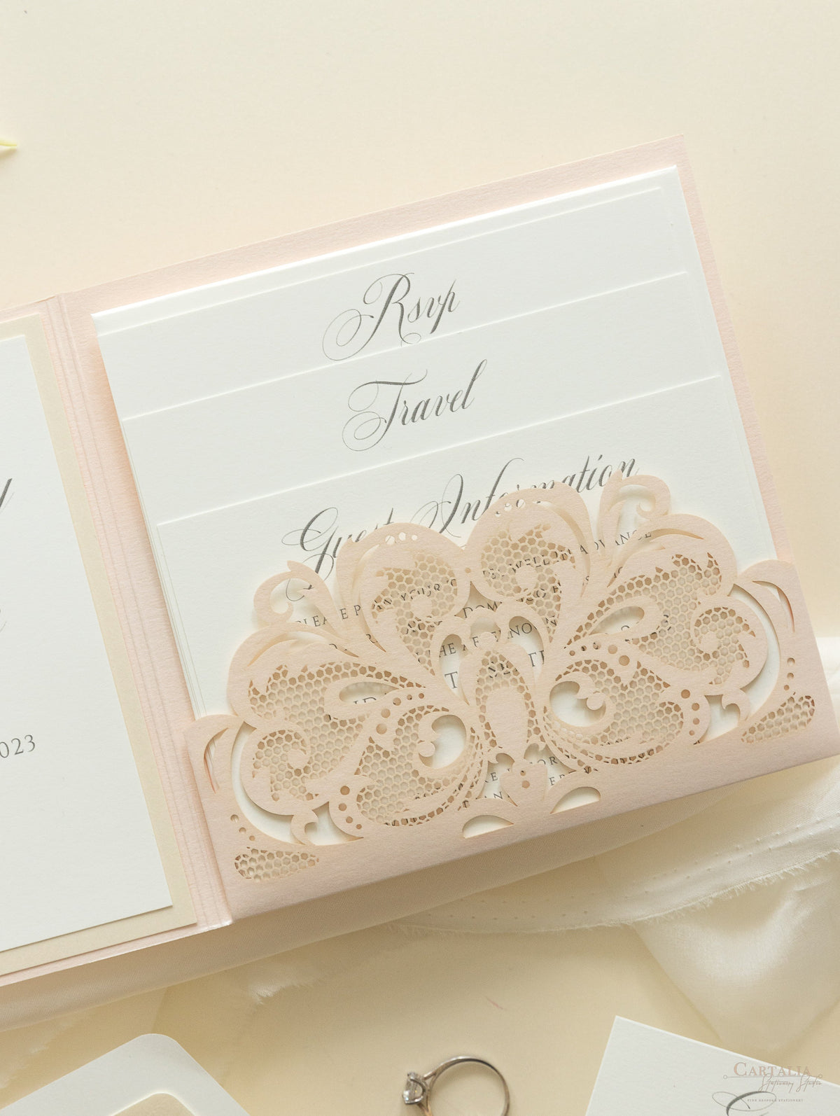 Luxury Blush Opulence Laser Cut Lace Pocketfold Wedding Invitation Suite avec 3 niveaux: Informations invitées et voyages et carte RSVP