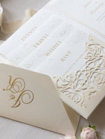 Tasca di lusso a 4 inserti con monogramma in lamina d'oro in rilievo e suite con piega tascabile tagliata al laser