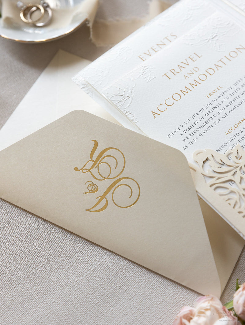 Tasca di lusso a 4 inserti con monogramma in lamina d'oro in rilievo e suite con piega tascabile tagliata al laser