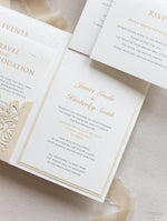Tasca di lusso a 4 inserti con monogramma in lamina d'oro in rilievo e suite con piega tascabile tagliata al laser