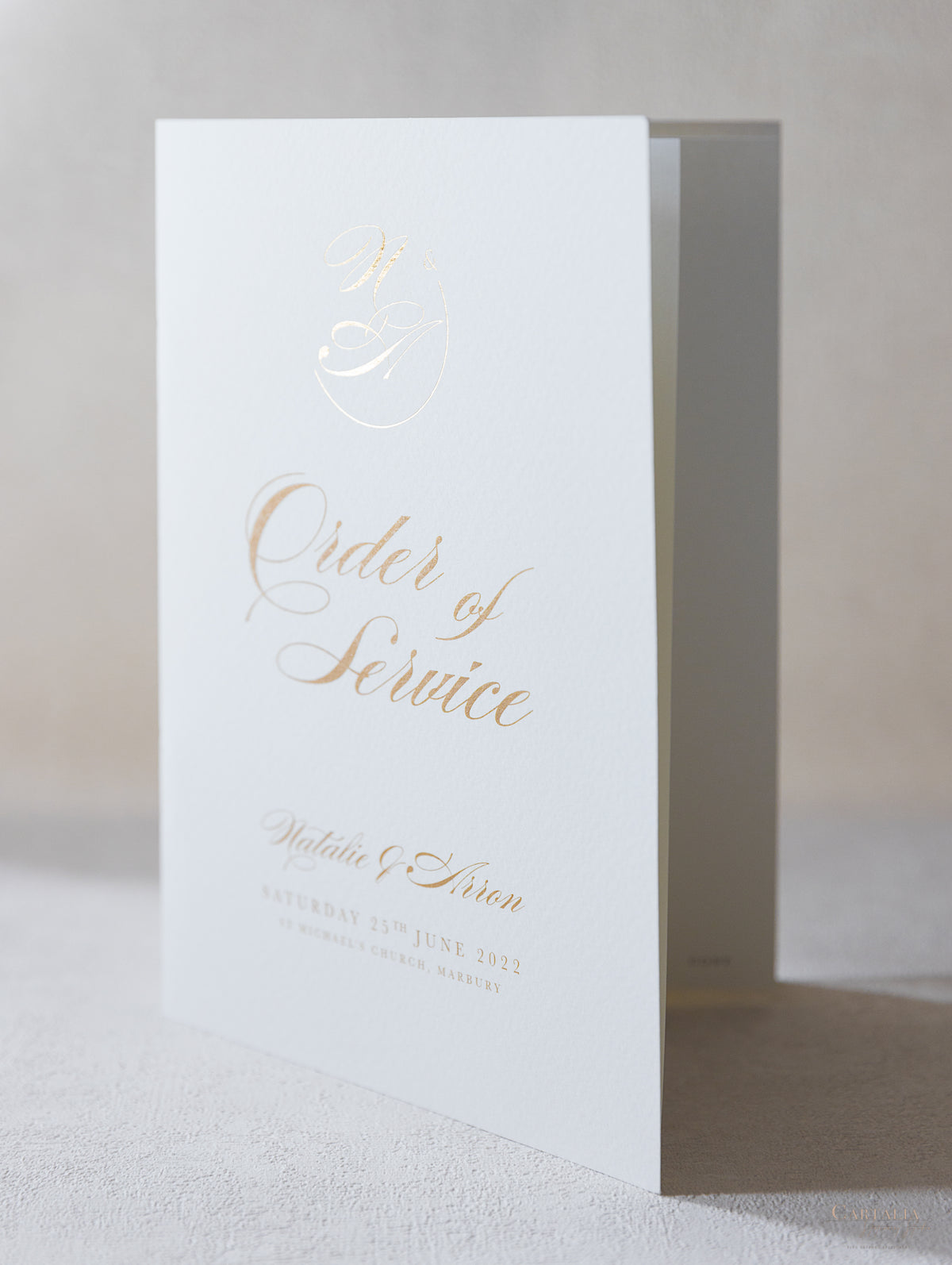 Livret de luxe Classic Order of Service avec monogramme sur feuille d'or
