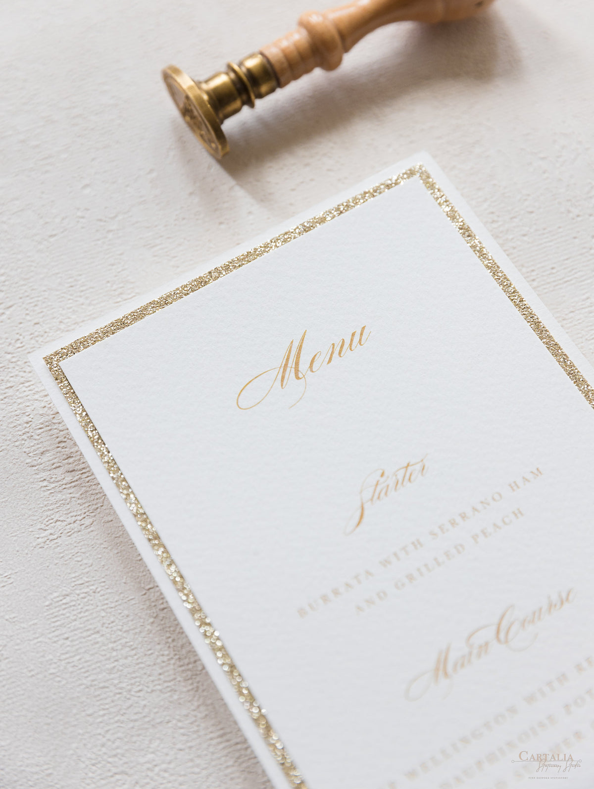 Carte de menu classique de luxe avec paillettes dorées