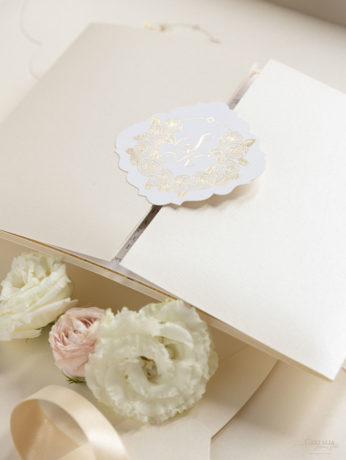 Luxury Roses Gold Foil Invitation Pocket Fold Suite pour le jour du mariage, RSVP, carte d'information avec poche coupée au laser, script de calligraphie