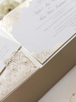 Suite pieghevole per invito in lamina d'oro con rose di lusso per il giorno del matrimonio, RSVP, scheda informativa con tasca tagliata al laser, scritta calligrafica
