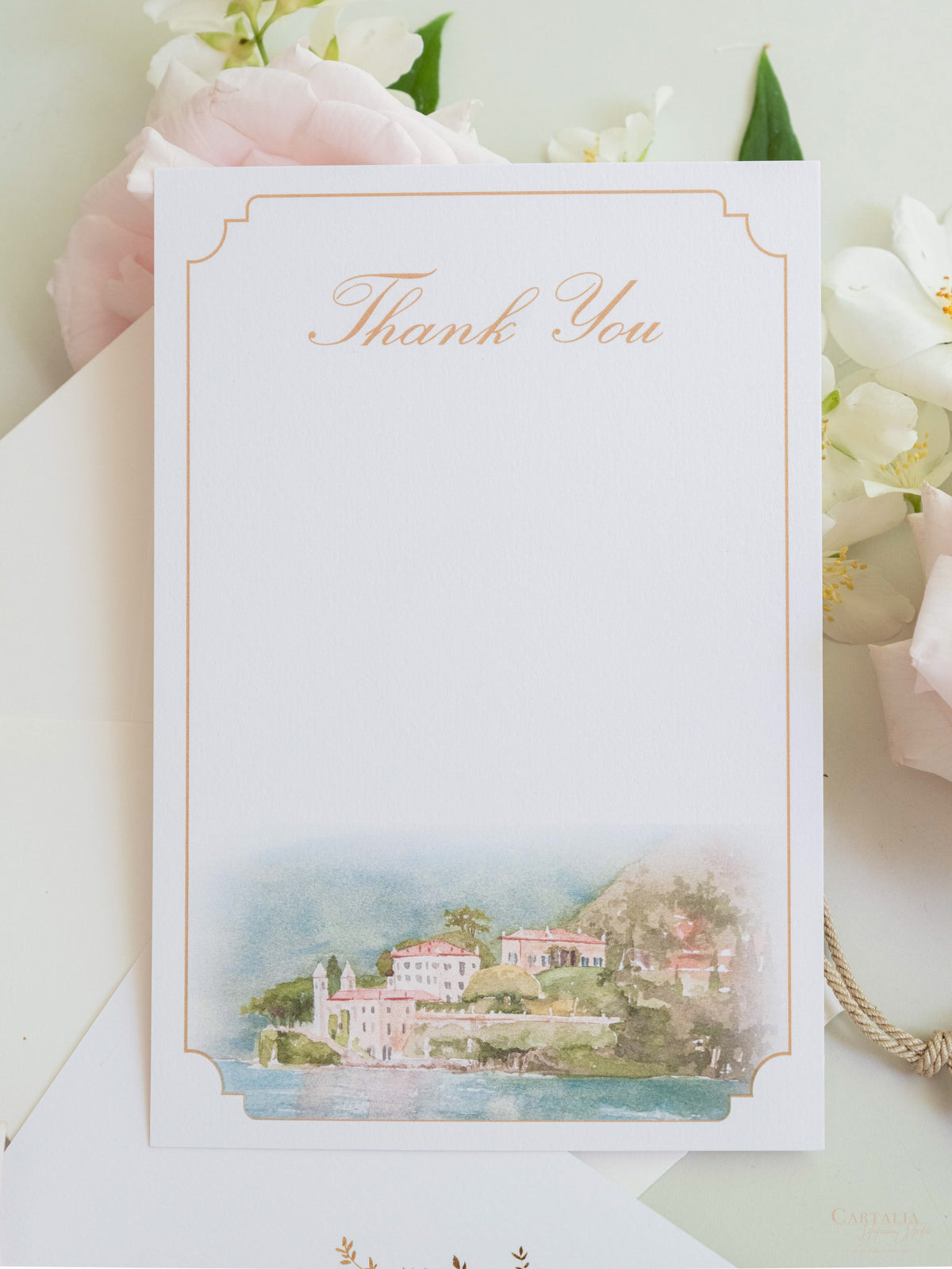 Biglietti di ringraziamento acquerellati su misura con monogramma in lamina d'oro | Villa del Balbianello, Matrimonio sul Lago di Como
