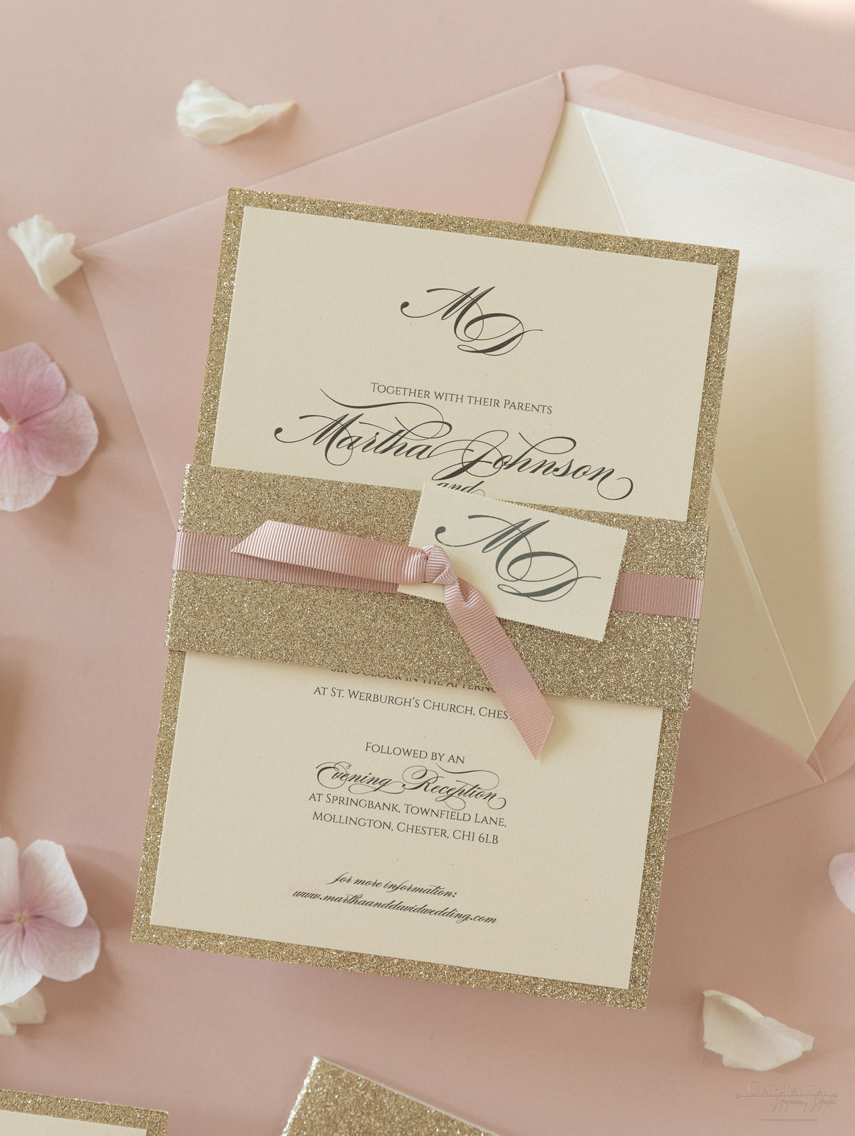 Invitation à paillettes dorées à plusieurs niveaux avec étiquette de monogramme et cravate de ruban avec la suite de nombres