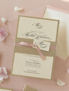 Suite di invito a strati con glitter dorati con etichetta monogramma e nastro con fascia per la pancia