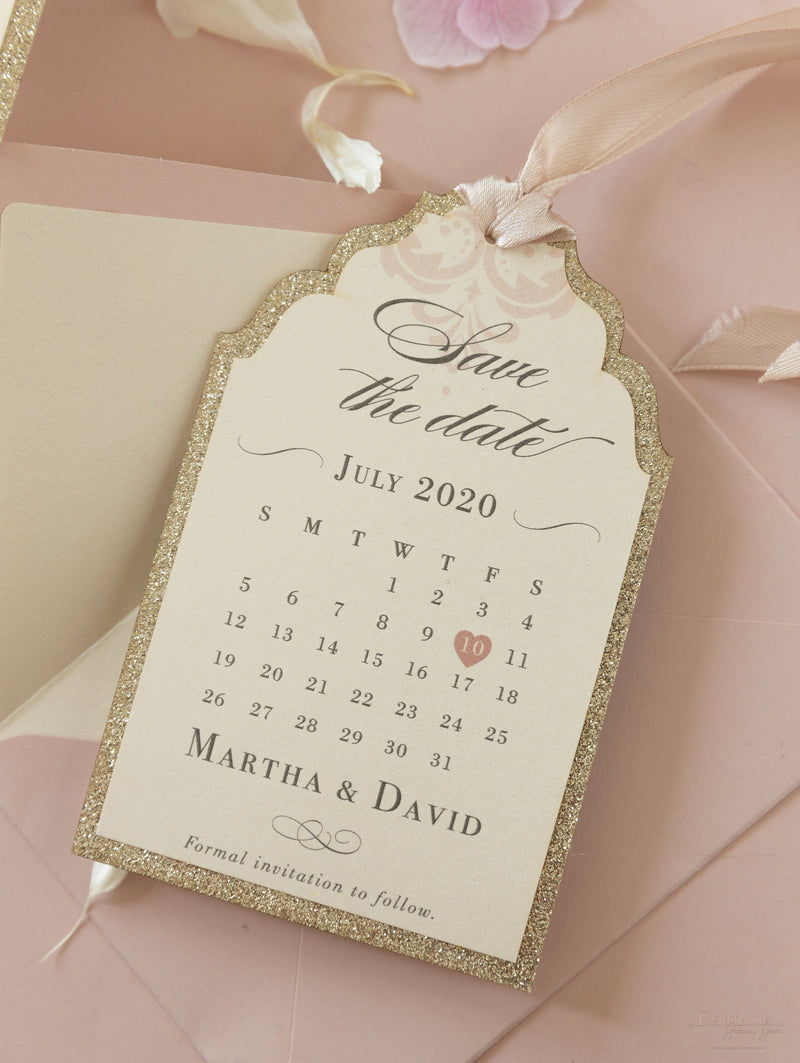 Lussuosa etichetta stile calendario con bordo decorato con glitter da 600 g/m² con monogramma e nastro di raso Salva la data