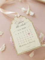 Lussuosa etichetta stile calendario con bordo decorato con glitter da 600 g/m² con monogramma e nastro di raso Salva la data