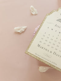 Lujosa etiqueta estilo calendario con borde adornado con purpurina de 600 g/m² con monograma y cinta de raso para guardar la fecha