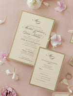 Suite di invito a strati con glitter dorati con etichetta monogramma e nastro con fascia per la pancia