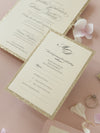 Suite di invito a strati con glitter dorati con etichetta monogramma e nastro con fascia per la pancia