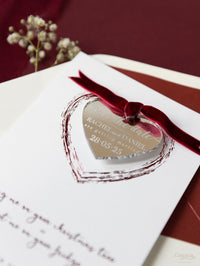 Magnete Save the Date con specchio rosso per albero di Natale con incisione su plexi, nastro in velluto.