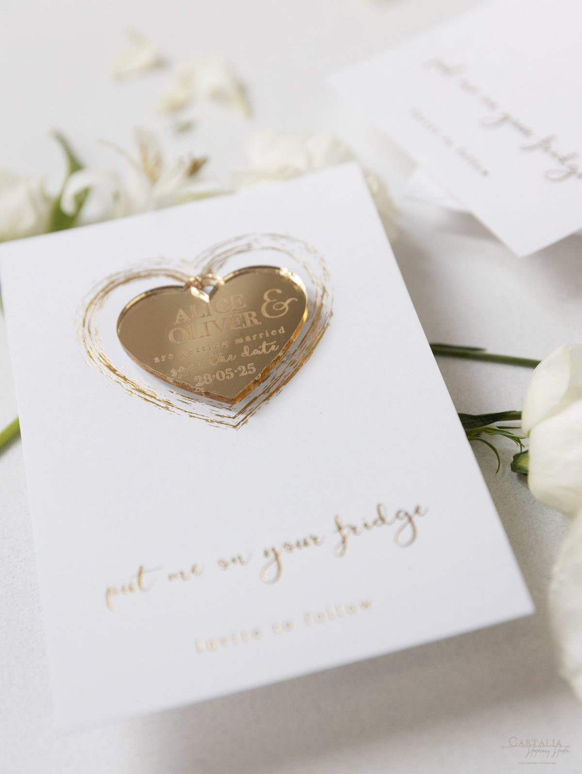 Gold Mirror Plexi Enregistrez l'aimant de date avec une carte en rafale de cœur.