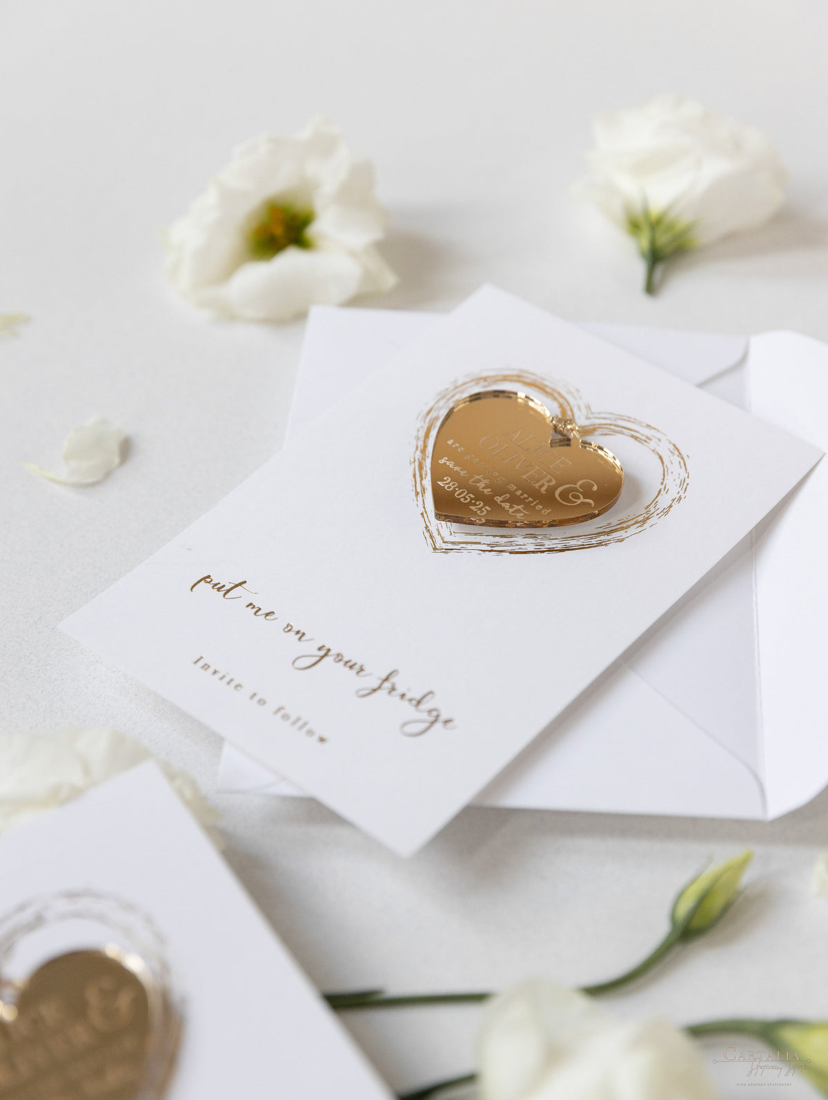 Gold Mirror Plexi Enregistrez l'aimant de date avec une carte en rafale de cœur.