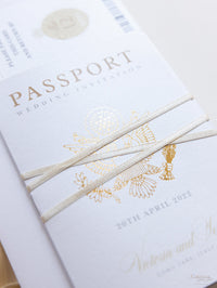 Invito a nozze con passaporto di lusso in champagne con carta d'imbarco in lamina d'oro. Suite di invito