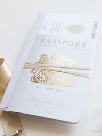 Invito a nozze con passaporto di lusso in champagne con carta d'imbarco in lamina d'oro. Suite di invito