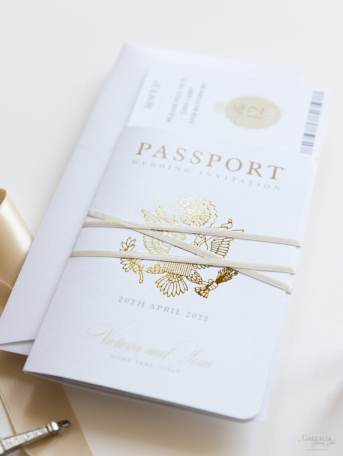 Invitation de mariage de passeport de luxe en champagne avec de véritables bandoues en feuille d'or