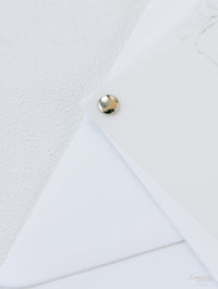 Couche de vélin / parchemin et invitation du soir du boulon argenté avec éucalyptus miroir argenté plexi hexagon tag