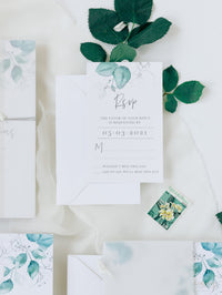 Invitation de mariage d'Eucalyptus avec miroir plexi hexagon tag dans le vélin / parchemin de la suite
